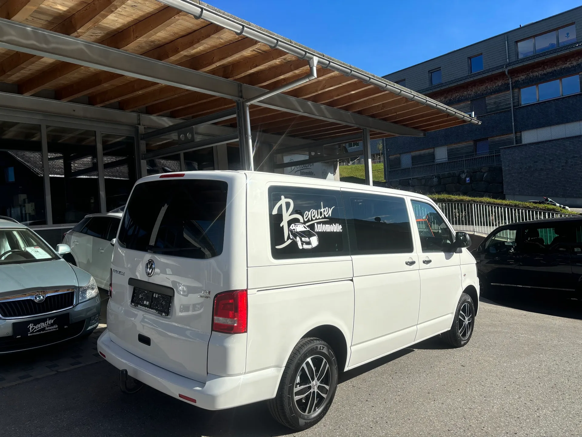 Beschrifteter VW-Bus von Bereuter Automobile unter dem Flugdach